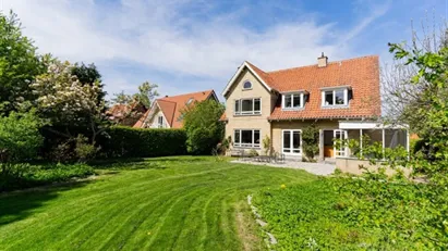 Flot villa med stor have og moderne komfort