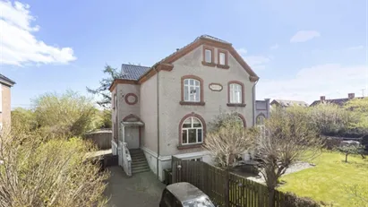 Flot lys stor villa lejlighed med smukke rum.