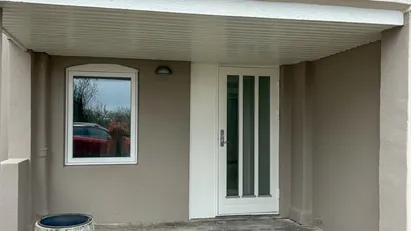 Nyrenoveret og lys parterre-lejlighed med terrasse, centralt i Rønde