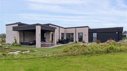 Moderne villa med skøn have og søudsigt i Hjortshøj
