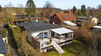 Charmerende bungalow i naturskønne Hareskovby – 149 m² tæt på skov og København udlejes et år