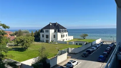 Flot og total istandsat møbleret lejlighed med skøn beliggenhed på Lille Strandvej