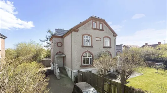Huse i Charlottenlund - billede 1